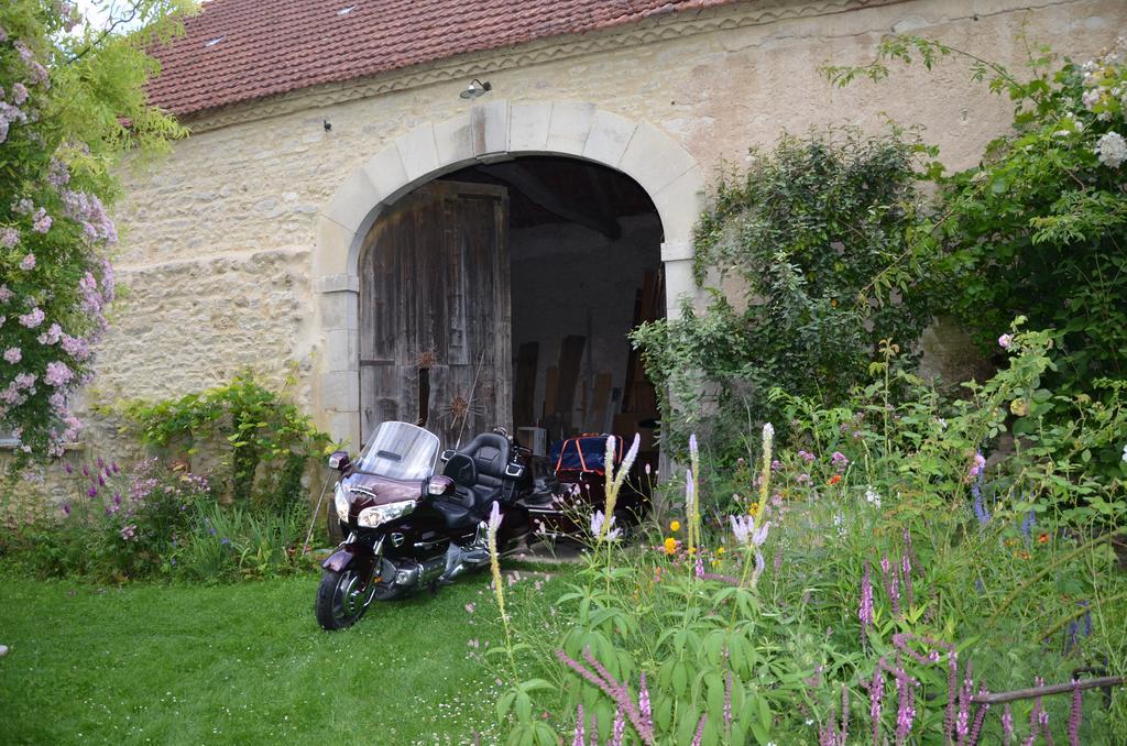 Le Vieux Velo Bed & Breakfast Chaptuzat ภายนอก รูปภาพ